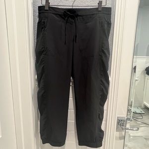 Athleta cropped joggers black, size 4